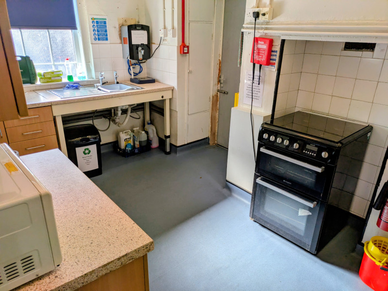 Kitchen- oven, kettle, microwave, fridge freezer